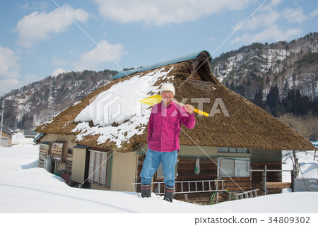 Senior living in the countryside in a snowy country Senior living in the countryside in a snowy country 34809302