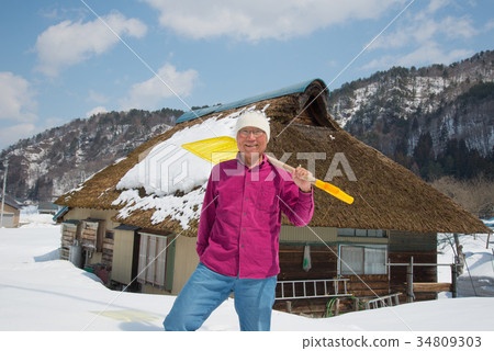 Senior living in the countryside in a snowy country Senior living in the countryside in a snowy country 34809303