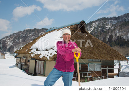 居住在鄉下的資深在一個多雪的國家 居住在鄉下的資深在一個多雪的國家 34809304