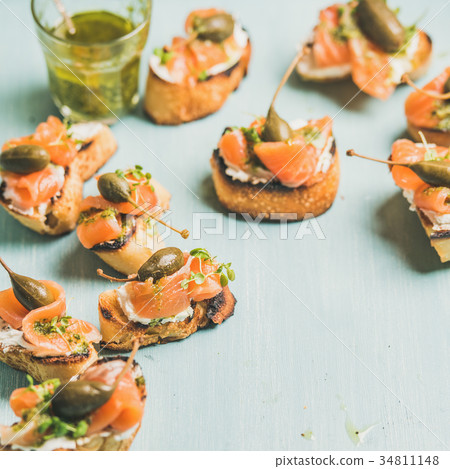 Crostini with smocked salmon, pesto sauce Crostini with smocked salmon, pesto sauce 34811148