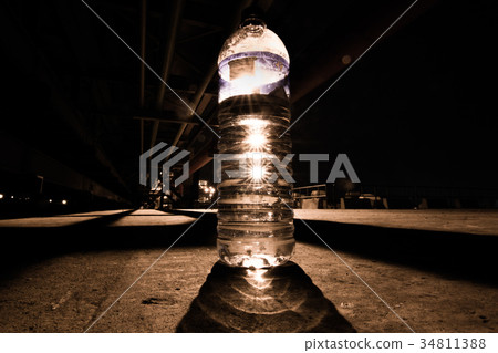 燈光下的寶特瓶 34811388