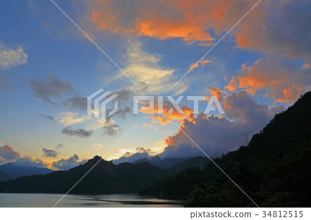 Evening glow clouds of Lake Takokura Shiomi Town 34812515