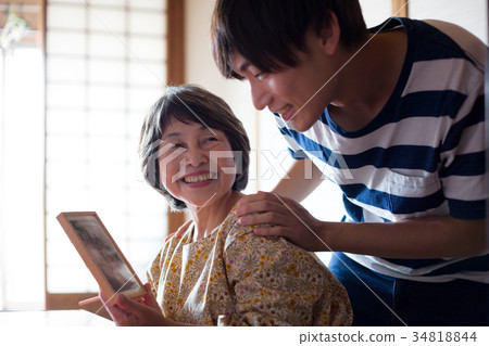  與我的祖母一起查看舊照片 34818844