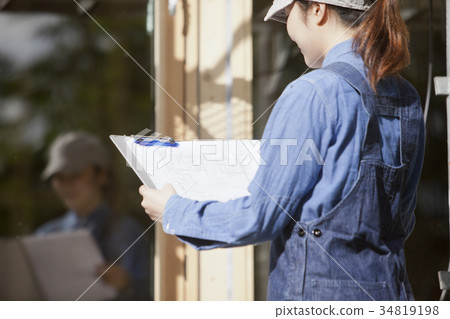 Women working at a construction site 34819198