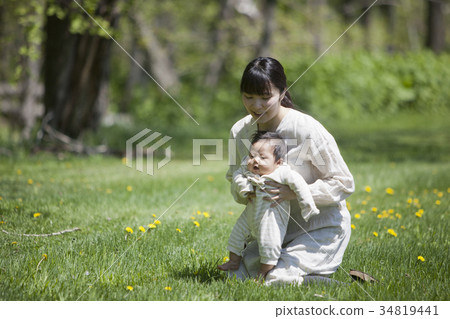 父母在草坪上玩耍 34819441