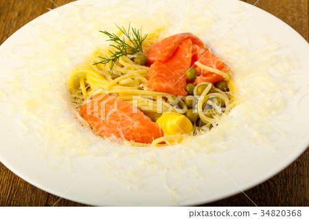 Spaghetti with salmon and green pea Spaghetti with salmon and green pea 34820368
