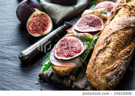 Sandwich with figs and prosciutto 34820806
