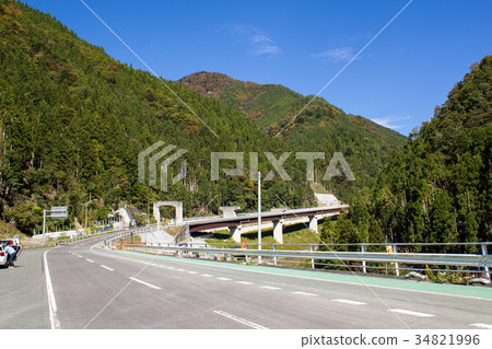 National highway No. 152 / grassy tunnel / autumn leaves 34821996