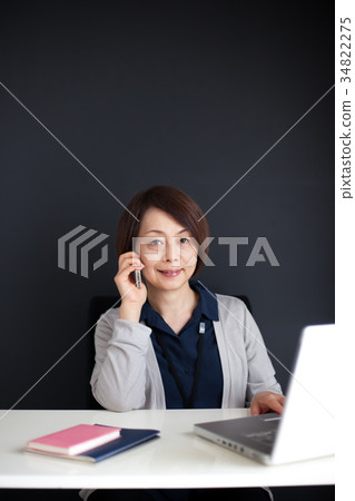 Female Middle Laptop Smartphone Female Middle Laptop Smartphone 34822275