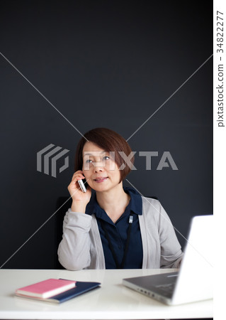 女性中間筆記本電腦 女性中間筆記本電腦 34822277