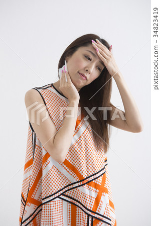 使用汗水擦拭板的女人 34823419