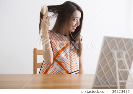 婦女掠過的頭髮在屋子裡 婦女掠過的頭髮在屋子裡 34823425