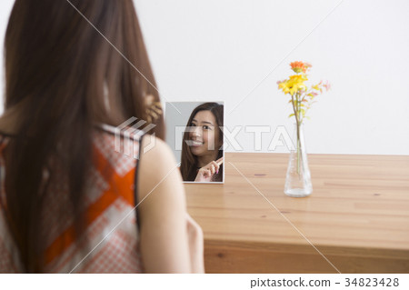 婦女掠過的頭髮在屋子裡 婦女掠過的頭髮在屋子裡 34823428