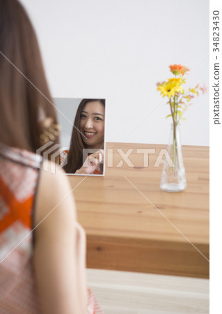 婦女掠過的頭髮在屋子裡 婦女掠過的頭髮在屋子裡 34823430