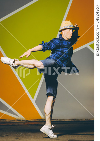street dancer outside 34824957