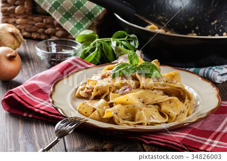 Pappardelle pasta with prosciutto and cheese sauce 34826003