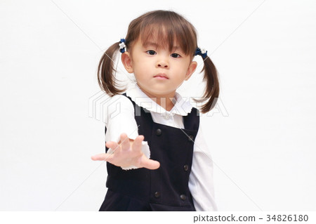 穿著正式服裝的幼兒玩搖滾剪刀（兩歲）（標準桿） 34826180