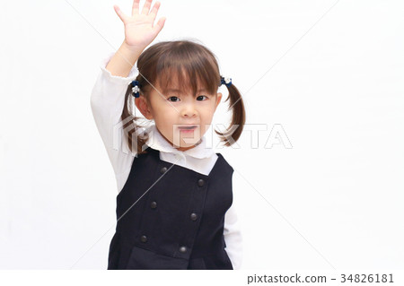 舉手的正式禮服的小孩（2歲小孩） 34826181