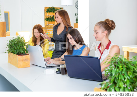 圖庫照片: group of pretty businesswoman working together