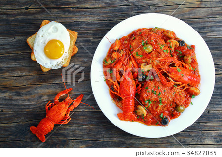 chicken marengo on plate with toasts 34827035