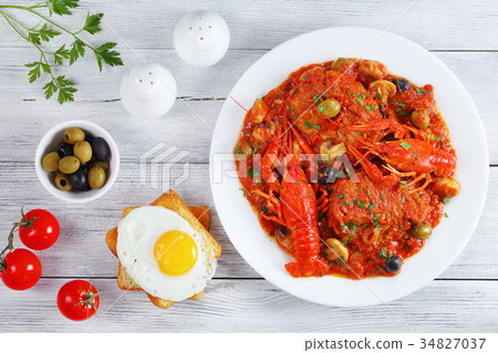 chicken marengo on plate with toasts 34827037