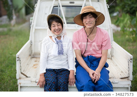 農夫祖母和孫子 34827573