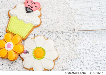 Beautiful glazed Easter cookies 34829644