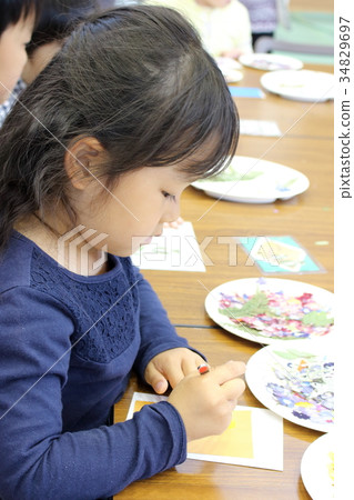 A girl who presses flowers 34829697