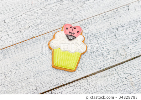 Beautiful glazed Easter cookies 34829785