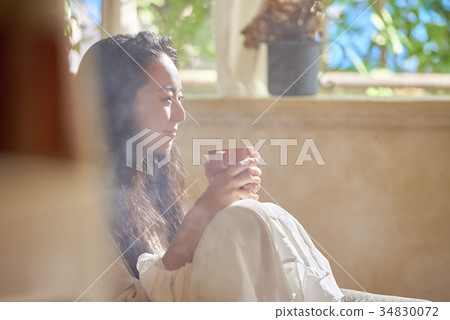 Woman lifestyle relax 34830072