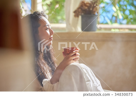 Woman lifestyle relax 34830073