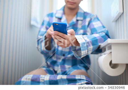 廁所（智能手機移動郵件新聞男睡衣睡衣不露面的身體部位廁所爸爸） 34830946