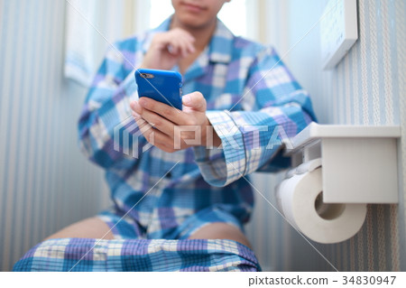 廁所（智能手機移動郵件新聞男睡衣睡衣不露面的身體部位廁所爸爸） 34830947