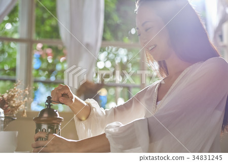 Woman lifestyle relax 34831245