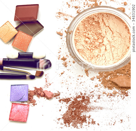 Cosmetic products. Facial powder and eye shadow 34831902