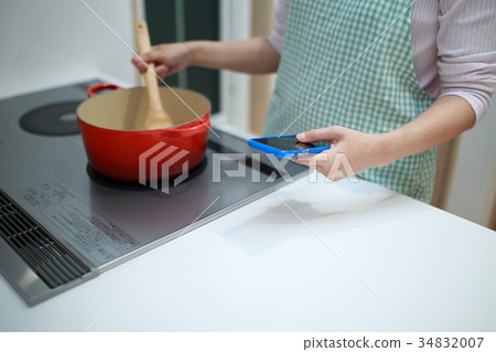 Cooking (smartphone mobile cooking cooking kitchen kitchen housework housewife faceless body parts apron) 34832007