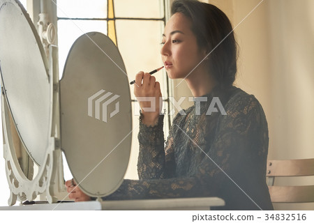 Woman lifestyle makeup 34832516