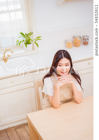 廚房和女士 34832611