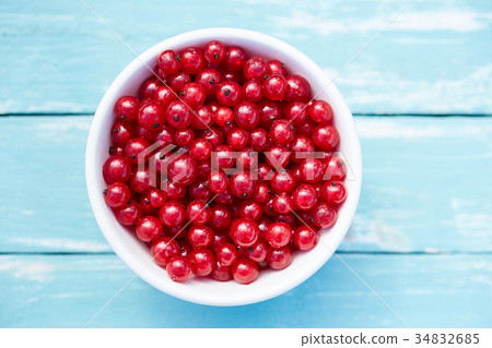 Red currant on a wooden table Red currant on a wooden table 34832685
