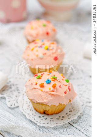 Traditional Easter cupcake and cupcakes Traditional Easter cupcake and cupcakes 34833361