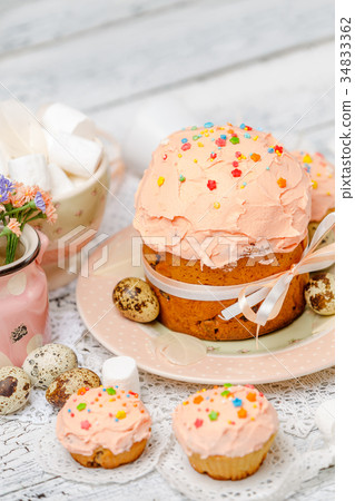 Traditional Easter cake and cupcakes 34833362