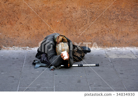 The old beggar woman The old beggar woman 34834930