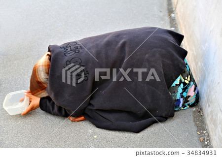 The old beggar woman The old beggar woman 34834931