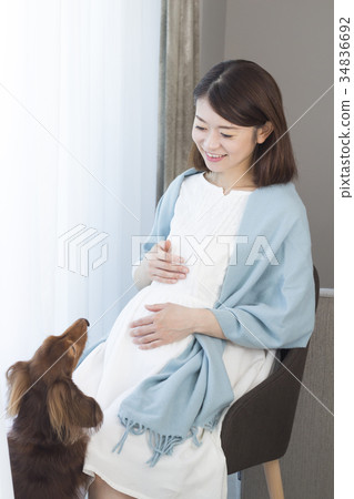 Pregnant woman 34836692