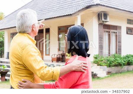 Elderly man pointing to a comfortable residential 34837902