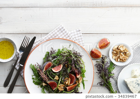 Salad with figs, arugula, mizuna, walnuts and blue cheese 34839467
