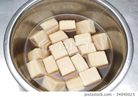 Takano tofu put in soup stock 34840023