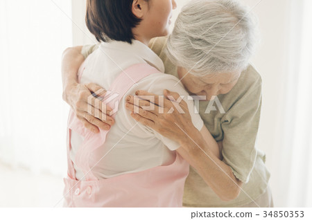 幫助護理人員照顧老人 幫助護理人員照顧老人 34850353