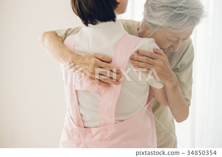 Helper visiting nursing to care for the elderly 34850354