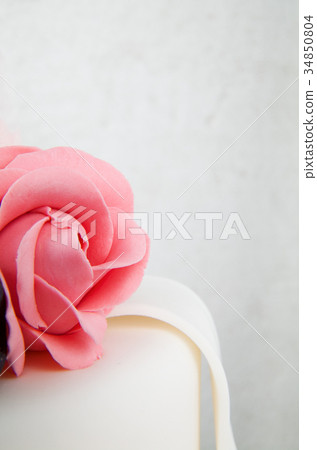 Detail of rose of wedding cake 34850804